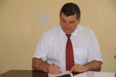 Burmistrz Andrzej Wyczawski podczas podpisywania umowy