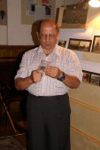 Jerzy Czechowicz z medalem wybitym z okazji wystawy zorganizowanej 100 lat temu