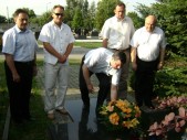 Wiązankę kwiatów składa Burmistrz Miasta Jarosławia Andrzej Wyczawski