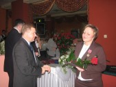 Janusz Szkodny Przewodniczący RM składa gratulacje Wandzie Czerwiec - dyrektor SP Nr 10