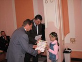 Burmistrz Miasta i podkomisarz Lesław Cieśliński wręczają dyplomy dzieciom za udział w konkursie plastycznym „Bezpieczne wakacje 2008”