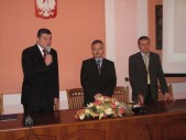 Od lewej: burmistrz Andrzej Wyczawski, Dyrektor IPN w Rzeszowie Dariusz Byszuk, Tomasz BEREZA – st. inspektor w Oddziale IPN w Rzeszowie