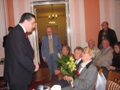 Burmistrz Andrzej Wyczawski gratuluje Marii Szczepańskiej