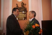 Burmistrz Andrzej Wyczawski gratuluje Łucjanowi Oronowiczowi
