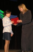 Dyrektor MOK Teresa Piątek wręcza nagrodę za II miejsce w kategorii gimnazjów Paulinie Fudali