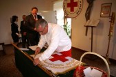 „Gwóźdź” wbija Erik Hunker Dyrektor Generalny Niemieckiego Czerwonego Krzyża w Schonebeck