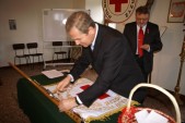 Okolicznościową, imienną tabliczkę w drzewiec sztandaru wbija Wicemarszałek Województwa Podkarpackiego Kazimierz Ziobro