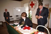 „Gwóźdź” wbija Iryna Bajdala – Wołodimiriwna z Ukraińskiego Czerwonego Krzyża w Jaworowie