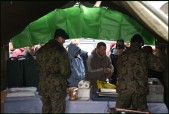 Żołnierze Jednostki Wojskowej podczas wydawania posiłków.