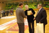 Wyrózniony zawodnik otrzymuje nagrody z rąk wiceprzewodniczącego RM Mariana Kozłowskiego i prezesa JKS Jerzego Krzeptonia