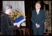 List gratulacyjny z oddziału SMJ w Krakowie odczytał Jubilatowi wiceprezes SMJ Dariusz Jasiewicz.
