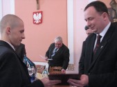 B. Raba otrzymuje list gratulacyjny od zastepcy burmistrza Bogdana Wołoszyna za zajęcie II miejsca