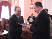 St. Gierczak otrzymuje z rąk zastępcy burmistrza Bogdana Wołoszyna list gratulacyjny