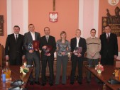 Zbiorowe zdjęcie laureatów plebiscytu  razem z burmistrzami Andrzejem Wyczawskim i Bogdanem Wołoszynem oraz redaktorem Tomaszem Strzębałą
