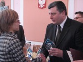 J. Gilarska odbiera z rąk burmistrza Andrzeja Wyczawskiego nagrodę za zajęcie III miesjca w plebiscycie