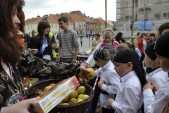 Organizatorzy częstowali uczestników parady jabłkami - symbolizującymi zdrowy styl życia.
