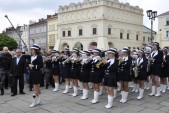 Dziewczęca Orkiestra Dęta WDK w Rzeszowie i Zespołu Szkół Nr 1 w Rzeszowie poprowadziła barwny korowód przebierańców.