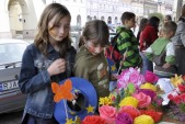 Kolorowe kwiaty, kapelusze, pomalowane twarze świętujących dzieci - radość przepełniała serca uczestników spotkań europejskich.
