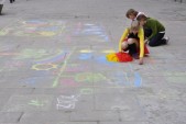 Konkurs rysowania kolorową kredą po chodniku.