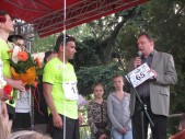 Bogdan Wołoszyn - zastępca burmistrza podziękował kapitanowi sztafety za odwiedzenie naszego miasta i za sposób w jaki promuje bieganie dla zdrowia | Fot.  Rafał Żelazo