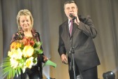 Burmistrz Andrzej Wyczawski dziękuje Alicji Zając