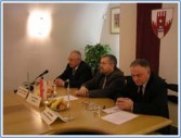 Burmistrzowie: Tadeusz Pijanowski, Petr Hajek i Josef Bobik podczas konferencji prasowej