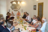 W spotkaniu, któremu przewodniczył burmistrz Arnold Metz uczestniczyli przedstawiciele miast partnerskich, w tym delegacja z Jarosławia. | Fot.  Krzysztof Karciński