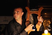 Stefano Albarello - śpiew i gra na instrumentach.