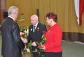 Wręczenie medali Komisji Edukacji Narodowej dyrektor Marcie Kurpiel oraz kuratorowi Jackowi Wojtasowi.
