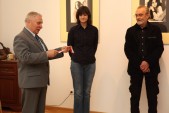Od lewej: Mieczysław Cybulski - Prezes Fotoklubu RP, Kasia Łania i Jurek Jartym podczas wręczenie medalu.