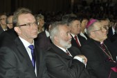 (od lewej) dyrektor I LO Zbigniew Tabor, przewodniczący komitetu organizacyjnego Jarosław Pagacz, ks. bp Jerzy Mazur.