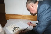 Doc. dr n.med. Stanisław Sobocki składa wpis do księgi pamiątkowej.