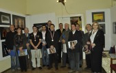 Pamiątkowe zdjęcie laureatów konkursu z jury i organizatorami.