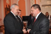 Wojewoda Mirosław Karapyta przyjmuje Honorową Odznakę 100-lecia JKS
