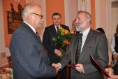 Jan Kisiej przyjmuje gratulacje od wiceprzewodniczącego Rady Miasta Jarosława Pagacza