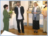 Artysta rzezbiarz w towarzystwie pani Dyrektor MOK - Teresy Piatek i pani Komisarz wystawy - Marzeny Rychtyk.