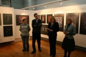 W czasie wernisażu: od lewej stoją - Iwona Stankiewicz, Dariusz Ledwos, Teresa Piątek (dyrektor MOK) i Zofia Kolasa (kurator wystawy).