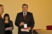 Medal Pamiątkowy 90-lecia PCK od ZG PCK w Warszawie dla Urzędu Miasta Jarosławia. Odebrał go burmistrz Andrzej Wyczawski.