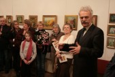 Poseł Andrzej Ćwierz wyrażający uznanie dla Autorki wystawy.