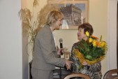 Naczelnik Joanna Mordarska składa wiazankę kwiatów na ręce prezesa Towarzystwa - Stefanii Majsterkiewicz.