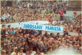 Na Placu Św. Piotra. Fotografie pochodzą z wydania specjalnego Biuletynu Informacyjnego Miasta Jarosławia z kwietnia 2005r.