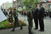 Kwiaty złożyli m.in.: burmistrz Andrzej Wyczawski i zastępca Bogdan Wołoszyn,
