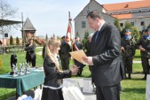 Nagrody za udział otrzymują uczestnicy konkursu z rąk Bogdana Wołoszyna - Zastępcy Burmistrza Jarosławia | Fot.  M. Rożek