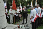 Kwiaty pod pomnikiem złożył burmistrz Andrzej Wyczawski.