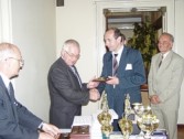 Nagroda dla Igora Adamowskiego - krótkofalowca z Ukrainy, który przekazał na ręce  Prezesa Z. Guzowskiego dyplom gratulacyjny od Lwowskiego Klubu Krótkofalowców