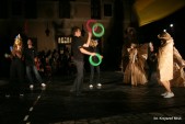 Pokaz warsztatów żonglerki prowadzonych przez Izabelę Piotrowską.