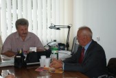 Starosta Jaworowski Roman Wereczyński podczas rozmowy z Józefem Marmurowiczem - wiceprezesem Zarządu Okręgowego PCK w Rzeszowie oraz wieloletnim prezesem Zarządu Rejonowego PCK w Jarosławiu.