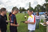 Zawodnik drużyny UM Rzeszowa odbiera Puchar za zajęcie III miejsca w turnieju.