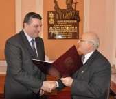 Burmistrz Andrzej Wyczawski odbiera gratulacje i zaświadczenie o wyborze od Zbiegniewa Guzowskiego, przewodniczącego Miejskiej Komisji Wyborczej.