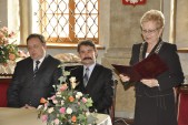 Od lewej: zastępca burmistrza Bogdan Wołoszyn, Wójt Gminy Pawłosiów Mariusz Reń, kierownik USC Barbara Bąk.